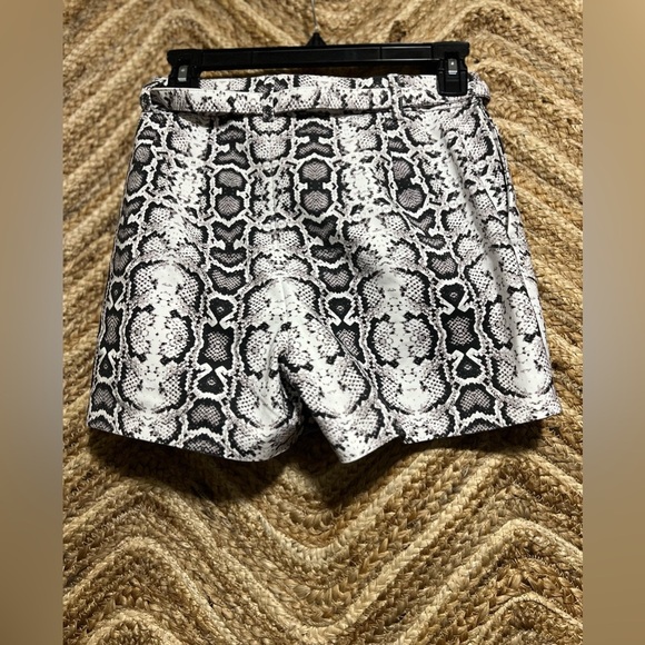 Express Women's Snake Print Stretch Shortie High Rise Belt Shorts,Size 00 - Picture 2 of 8